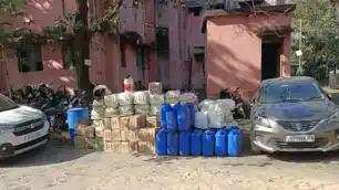 पलामू में शराब तस्करी का नया मॉडस ऑपरेंडी, लड़कियाँ बनीं माफियाओं की ढाल, फैमिली कार से हो रही तस्करी