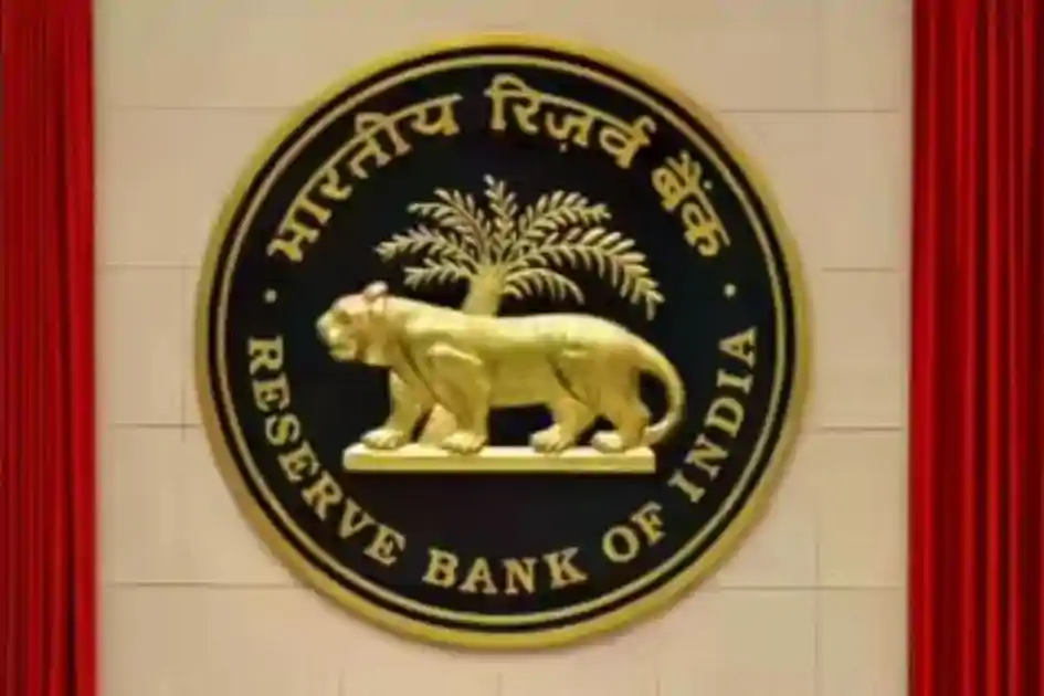 बैंकों की ‘मिस-सेलिंग’ पर RBI की सख्ती, बीमा-म्यूचुअल फंड बेचने के नियम होंगे कड़े 