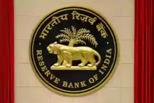 बैंकों की ‘मिस-सेलिंग’ पर RBI की सख्ती, बीमा-म्यूचुअल फंड बेचने के नियम होंगे कड़े 