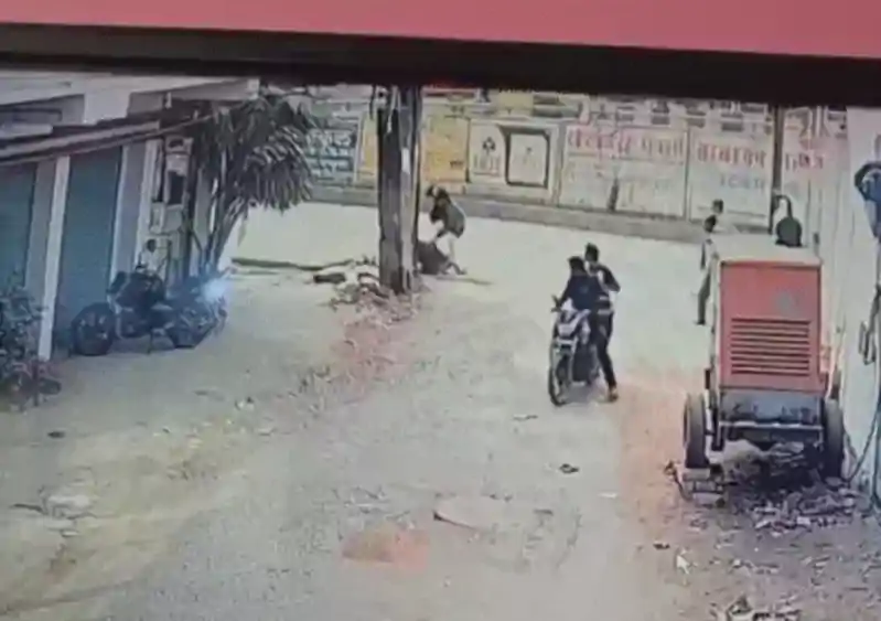 पटना में दिनदहाड़े सनसनी, 23 सेकेंड में 10 वार कर हत्या, बाल सेट कर आराम से फरार हुआ आरोपी Patna Me Hatya