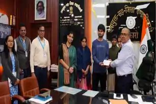 कमज़ोर CIBIL स्कोर बना पढ़ाई में बाधा, DC के हस्तक्षेप से छात्र को मिला 7.5 लाख का शिक्षा ऋण