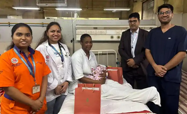 मुंबई एयरपोर्ट पर अनोखा प्रसव! ट्रांजिट में फंसी विदेशी महिला ने एंबुलेंस में दिया बच्ची को जन्म, मां-बेटी सुरक्षित