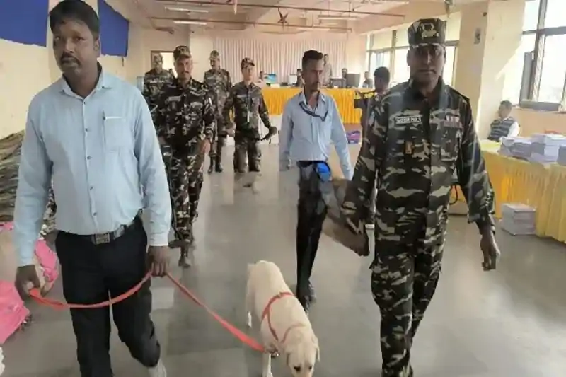 रांची : सिविल कोर्ट के बाद अब डीसी ऑफिस को बम से उड़ाने की धमकी, जांच में जुटी पुलिस रांची : सिविल कोर्ट के बाद अब डीसी ऑफिस को बम से उड़ाने की धमकी, जांच में जुटी पुलिस