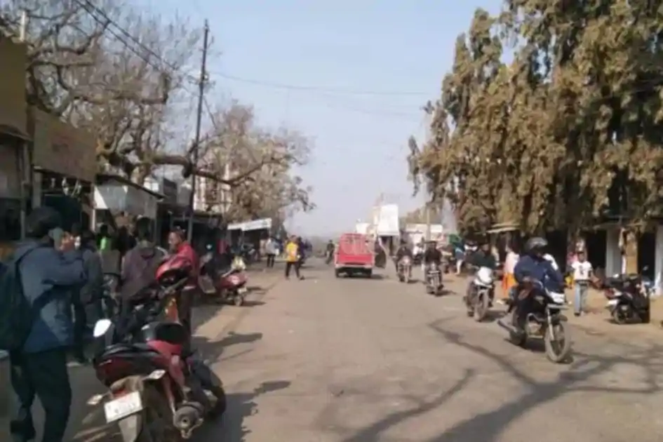 चाईबासा जिले में भारत बंद का असर, दुकानें-बैंक बंद, बसों और भारी वाहनों का परिचालन ठप 