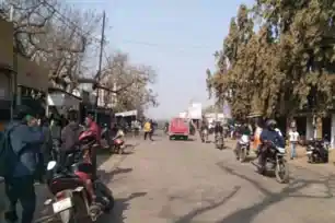 चाईबासा जिले में भारत बंद का असर, दुकानें-बैंक बंद, बसों और भारी वाहनों का परिचालन ठप 