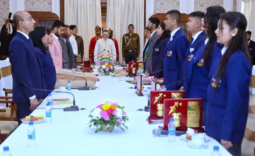 राज्यपाल संतोष गंगवार ने लोक भवन में NSS स्वयंसेवकों को सम्मानित किया 
