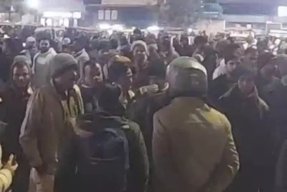 पटना में NEET छात्रा की मौत पर बवाल, मृतका के शव को लेकर सड़क पर उतरे परिजन, पुलिस ने लाठीचार्ज कर हटाया