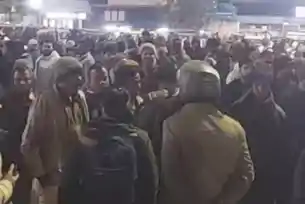 पटना में NEET छात्रा की मौत पर बवाल, मृतका के शव को लेकर सड़क पर उतरे परिजन, पुलिस ने लाठीचार्ज कर हटाया