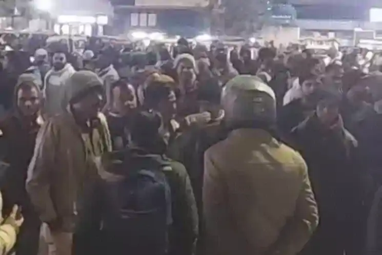 पटना में NEET छात्रा की मौत पर बवाल, मृतका के शव को लेकर सड़क पर उतरे परिजन, पुलिस ने लाठीचार्ज कर हटाया