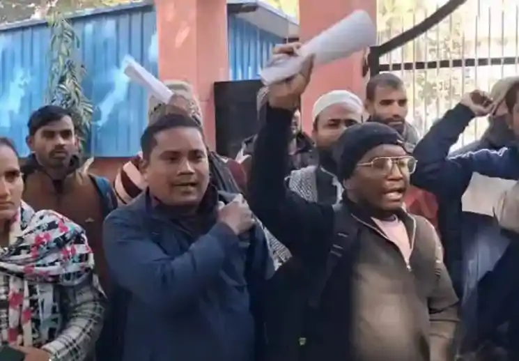 STET 2025 रिजल्ट पर बवाल, BSEB ऑफिस के बाहर  अभ्यर्थियों का जोरदार प्रदर्शन, संशोधित रिजल्ट की कर रहे मांग