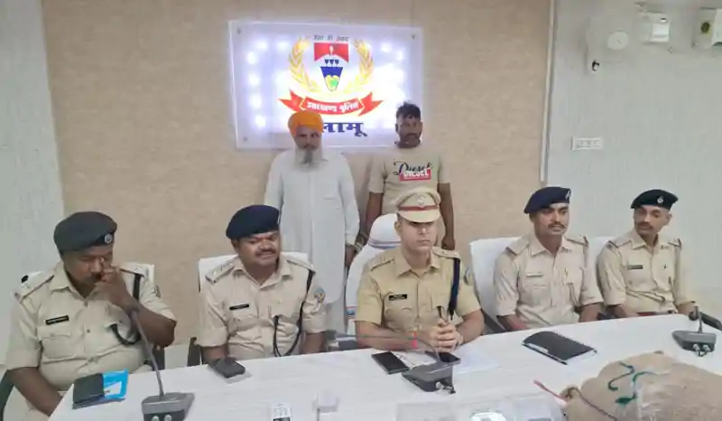 पलामू पुलिस की बड़ी कार्रवाई, 48 किलो डोडा और अफीम के साथ दो अंतरराज्यीय तस्कर गिरफ्तार, कार जब्त पलामू पुलिस की बड़ी कार्रवाई, 48 किलो डोडा और अफीम के साथ दो अंतरराज्यीय तस्कर गिरफ्तार, कार जब्त