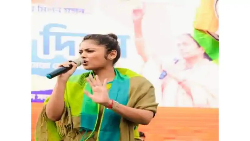 ममता बनर्जी को झटका! 19 सांसदों ने की लोकसभा में अलग बैठने की मांग ममता बनर्जी को झटका! 19 सांसदों ने की लोकसभा में अलग बैठने की मांग