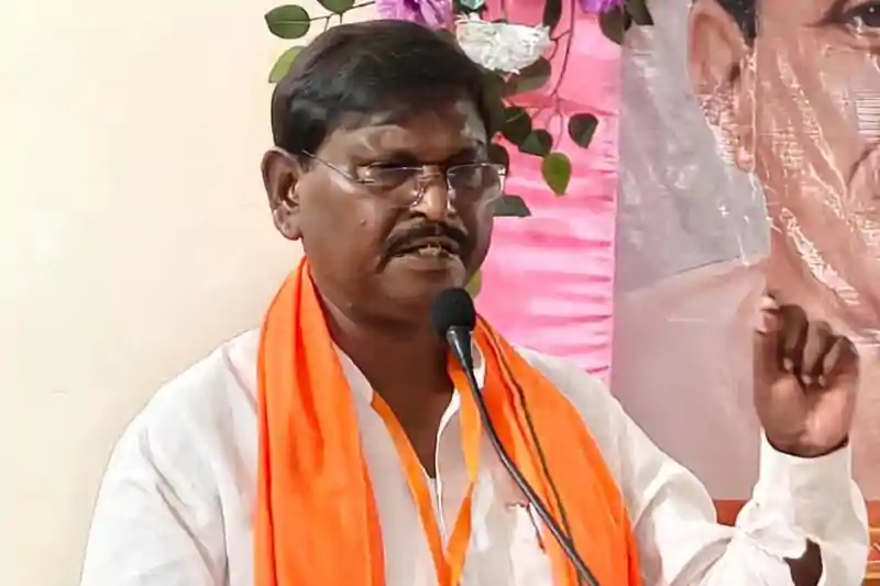 प्रवासी मजदूरों की सुरक्षा पर पूर्व CM अर्जुन मुंडा ने उठाये सवाल, श्रम विभाग से ठोस व्यवस्था की मांग प्रवासी मजदूरों की सुरक्षा पर पूर्व CM अर्जुन मुंडा ने उठाये सवाल, श्रम विभाग से ठोस व्यवस्था की मांग