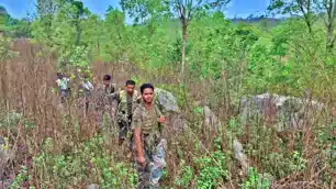 झारखंड-बिहार सीमा पर नक्सलियों के खिलाफ बड़ा अभियान, सुरक्षाबलों के निशाने पर कई इनामी उग्रवादी 