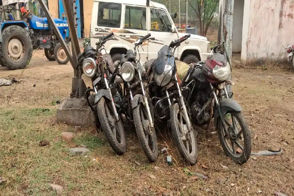 जामताड़ा में अवैध खनन पर सख्ती, छापेमारी में 32 क्विंटल कोयला और बालू से भरा ट्रैक्टर जब्त