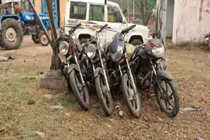 जामताड़ा में अवैध खनन पर सख्ती, छापेमारी में 32 क्विंटल कोयला और बालू से भरा ट्रैक्टर जब्त