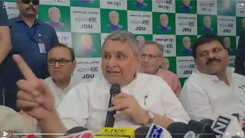 सचिवालय में शराब की बोतलें मिलने पर भड़के डिप्टी सीएम, कहा-आप शराबबंदी कानून क्यों कहते हैं? सचिवालय में शराब की बोतलें मिलने पर भड़के डिप्टी सीएम, कहा-आप शराबबंदी कानून क्यों कहते हैं?