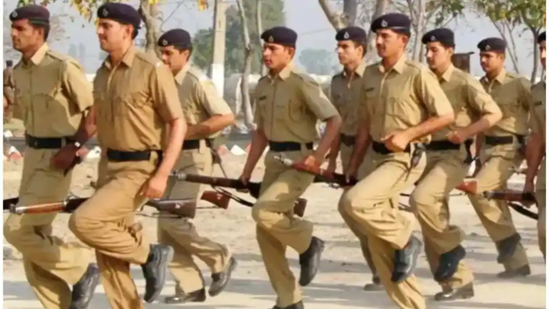 गिरिडीह में होमगार्ड भर्ती बहाल करने की मांग तेज, अभ्यर्थियों ने नंगे पैर किया प्रदर्शन