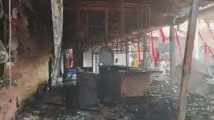 रांची के बार-रेस्टोरेंट में तड़के लगी भीषण आग, लाखों की संपत्ति जलकर राख