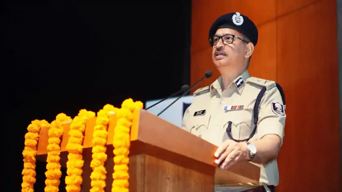 दूसरी शादी की तो खैर नहीं..दारोगा और महिला पुलिस पर क्यों भड़के DGP विनय कुमार? नौकरी में रहने का कोई अधिकार नहीं
