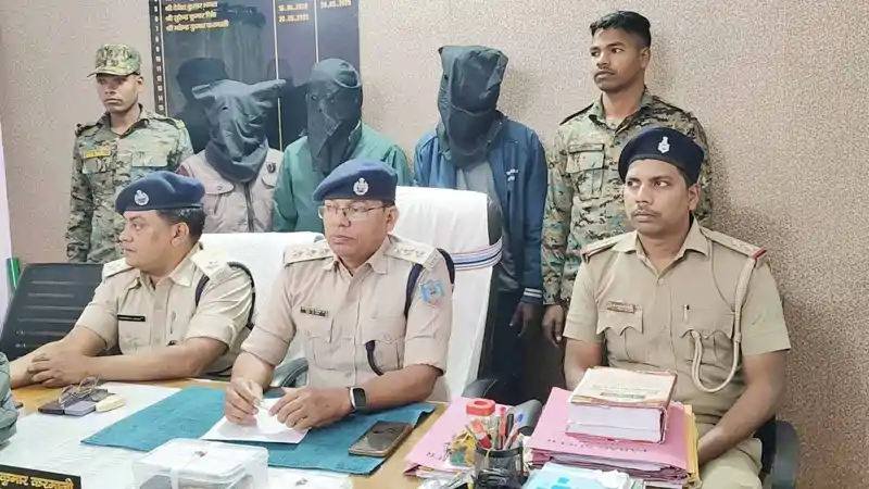चतरा में दो अंतरराज्यीय तस्कर गिरफ्तार, 27 लाख की अफीम बरामद चतरा में दो अंतरराज्यीय तस्कर गिरफ्तार, 27 लाख की अफीम बरामद