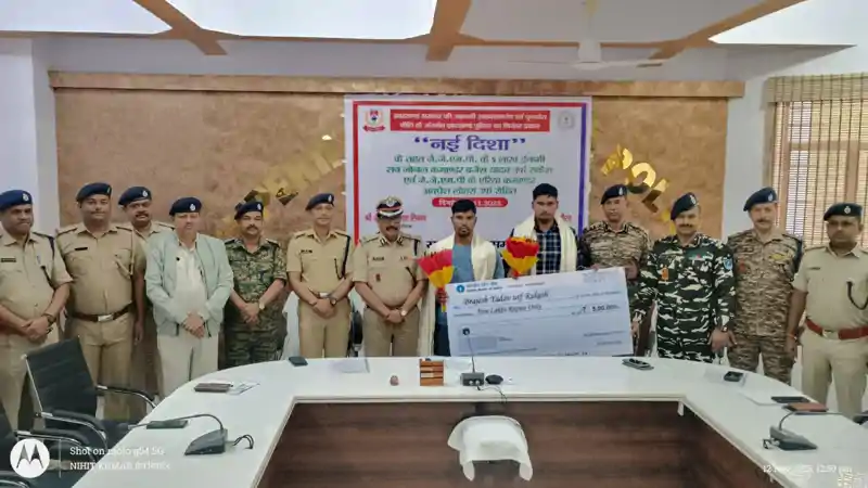 लातेहार : JJMP के सब-जोनल कमांडर ब्रजेश यादव समेत दो नक्सलियों ने किया सरेंडर लातेहार : JJMP के सब-जोनल कमांडर ब्रजेश यादव समेत दो नक्सलियों ने किया सरेंडर