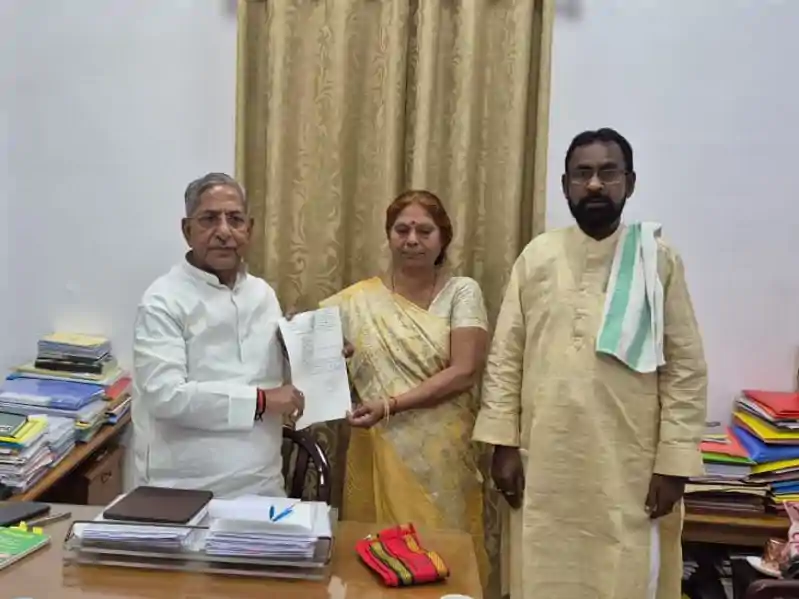 RJD को नवादा से बड़ा झटका: विभा देवी और प्रकाश वीर ने दिया इस्तीफा Tejashwi yadav
