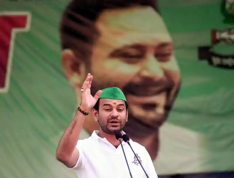 तेजप्रताप ने तेजस्वी को किया अनफॉलो, लेकिन अब भी लालू-राबड़ी हैं फॉलो लिस्ट में Tejashwi yadav