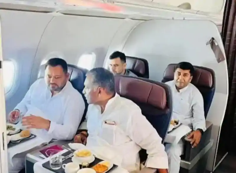 राहुल से मुलाकात पर लालू बोले- बात चल रही है; फ्लाइट में तेजस्वी के साथ नजर आए अखिलेश यादव Tejashwi yadav