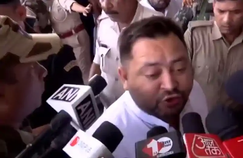 राबड़ी आवास के बाहर हंगामा: मसौढ़ी से विधायक रेखा यादव को टिकट नहीं देने के लेकर नारेबाजी तेजस्वी यादव