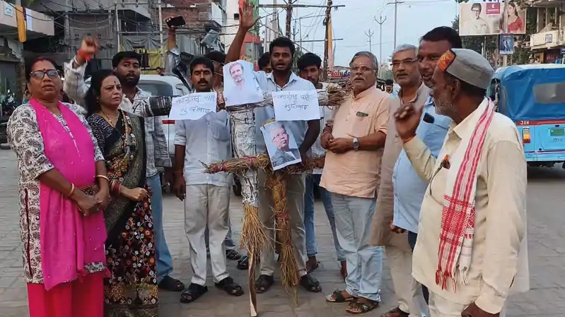 कांग्रेस सांसद पर यौन उत्पीड़न के आरोप को लेकर बीजेपी का प्रदर्शन, राहुल गांधी और MP का फूंका पुतला कांग्रेस सांसद पर यौन उत्पीड़न के आरोप को लेकर बीजेपी का प्रदर्शन, राहुल गांधी और MP का फूंका पुतला