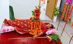 कांटों पर तप, जुबां पर जय माता दी, महिला की अनोखी साधना ने खींचा सबका ध्यान