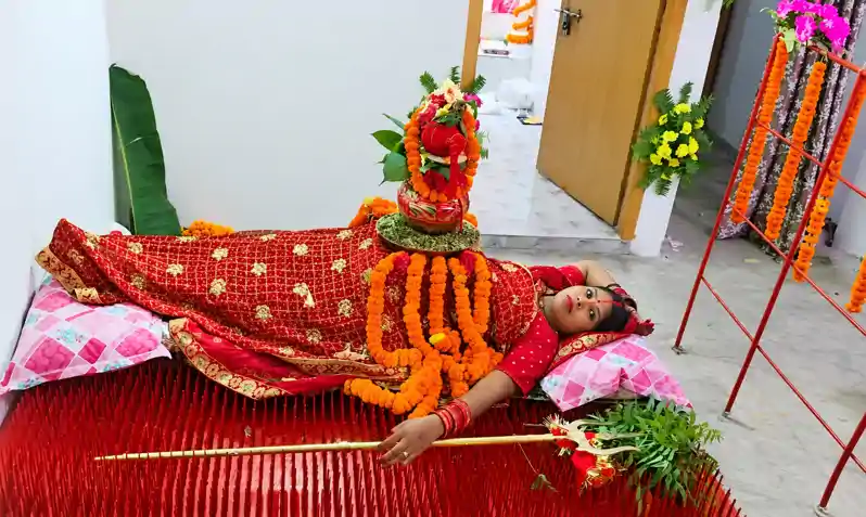 कांटों पर तप, जुबां पर जय माता दी, महिला की अनोखी साधना ने खींचा सबका ध्यान