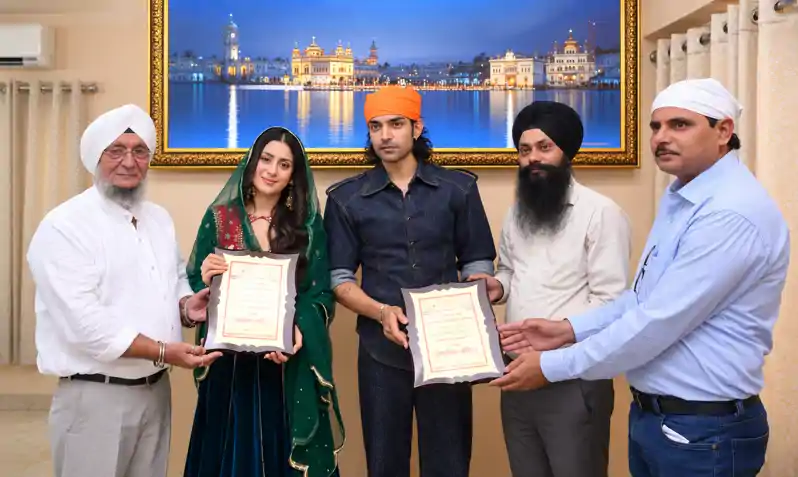 अभिनेत्री ईशा मालवीय और एक्टर गुरमीत चौधरी ने टेका तख्त श्री पटना साहिब में मत्था