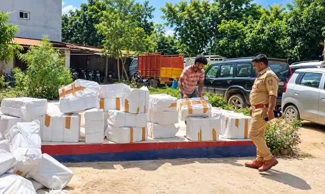 संदिग्ध ट्रक से 63.84 लाख रुपये का कोडिन कफ सिरप बरामद, चालक-खलासी फरार- Codeine cough syrup worth Rs 63.84 lakh recovered from suspicious truck, driver and helper absconding संदिग्ध ट्रक से 63.84 लाख रुपये का कोडिन कफ सिरप बरामद, चालक-खलासी फरार- Codeine cough syrup worth Rs 63.84 lakh recovered from suspicious truck, driver and helper absconding