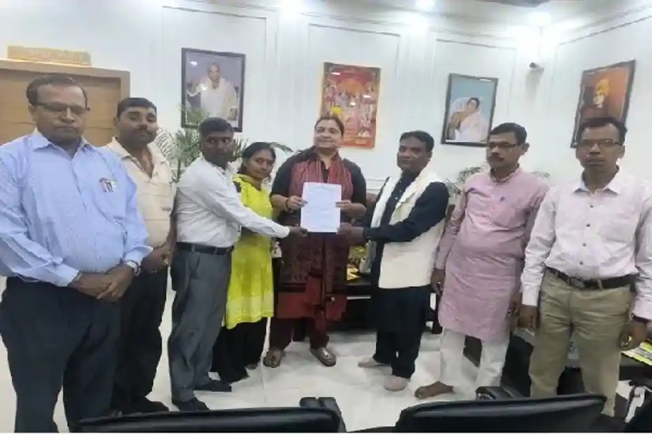 टेट मान्यता और वेतन को लेकर 18 अप्रैल से मुख्यमंत्री आवास के सामने अनिश्चितकालीन अनशन पर बैठेंगे सहायक शिक्षक