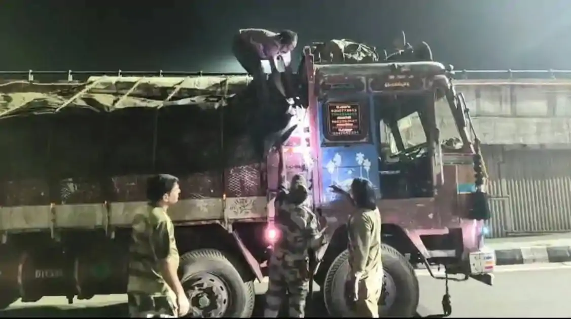 निरसा : CISF की कार्रवाई से कोयला माफियाओं में हड़कंप, देर रात अवैध कोयला लदे 5 ट्रक जब्त 