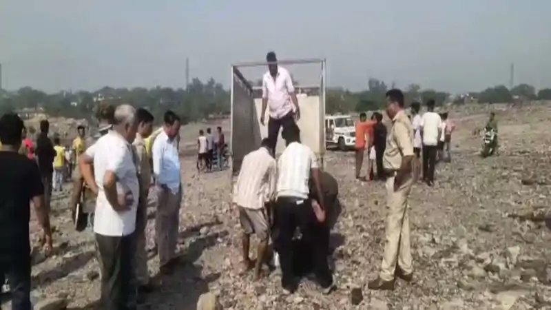 धनबाद के डिगवाडीह डंप से मिला व्यक्ति का शव, हत्या की आशंका से इलाके में तनाव धनबाद के डिगवाडीह डंप से मिला व्यक्ति का शव, हत्या की आशंका से इलाके में तनाव