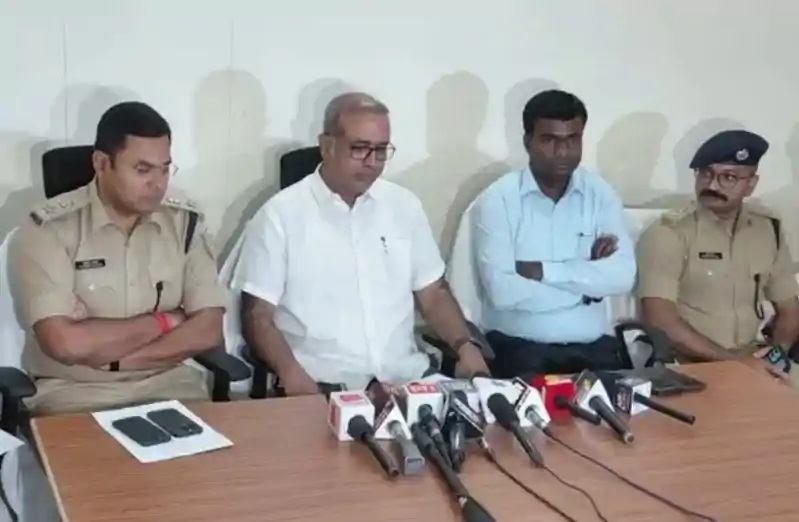 उत्पाद सिपाही पेपर लीक मामले में रांची पुलिस की बड़ी कार्रवाई, अंतरराज्यीय गिरोह के सरगना सहित 164 गिरफ्तार उत्पाद सिपाही पेपर लीक मामले में रांची पुलिस की बड़ी कार्रवाई, अंतरराज्यीय गिरोह के सरगना सहित 164 गिरफ्तार