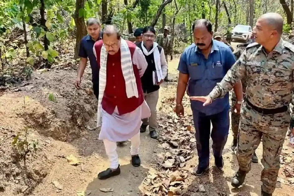 गढ़वा दौरे पर वित्त मंत्री राधाकृष्ण किशोर, बूढ़ा पहाड़ में विकास योजनाओं की जमीनी हकीकत का लेंगे जायजा