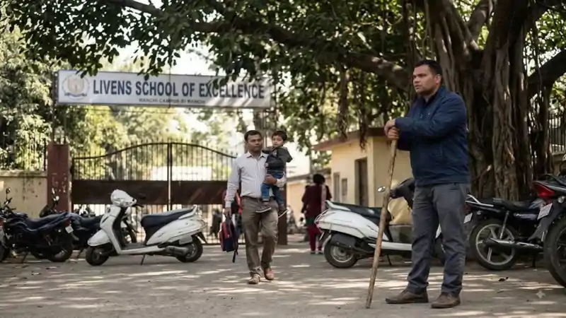 पत्नी से कथित गाली-गलौज का विरोध पड़ा भारी, स्कूल के बाहर अभिभावक पर डंडे से हमला  