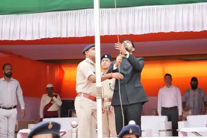 पलामू में आजादी के जश्न की तैयारी पूरी, फाइनल रिहर्सल में दिखा जवानों का जोश पलामू में आजादी के जश्न की तैयारी पूरी, फाइनल रिहर्सल में दिखा जवानों का जोश