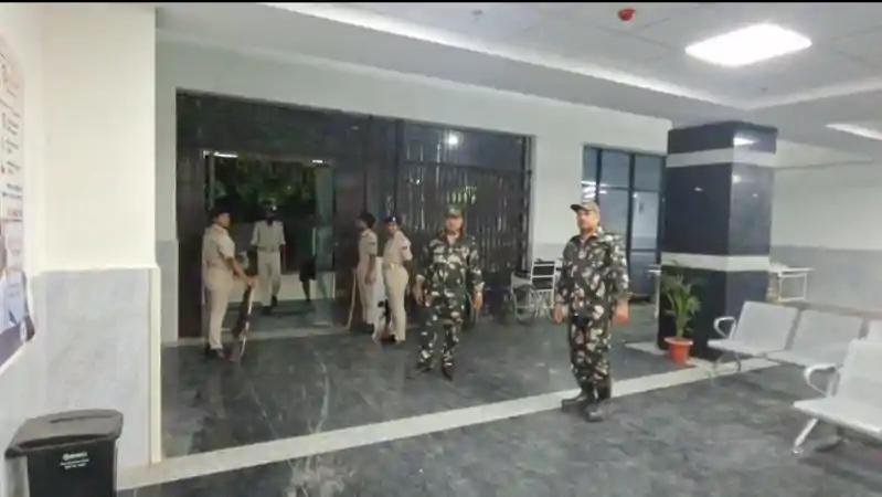 दुश्मन न करे दोस्त ने वो काम किया है, मित्र ने ही मारी सीने में गोली दुश्मन न करे दोस्त ने वो काम किया है, मित्र ने ही मारी सीने में गोली