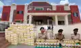 बकरी की शेड में दारू की पेटियां, बिहार भेजने की थी तैयारी, तस्कर फरार