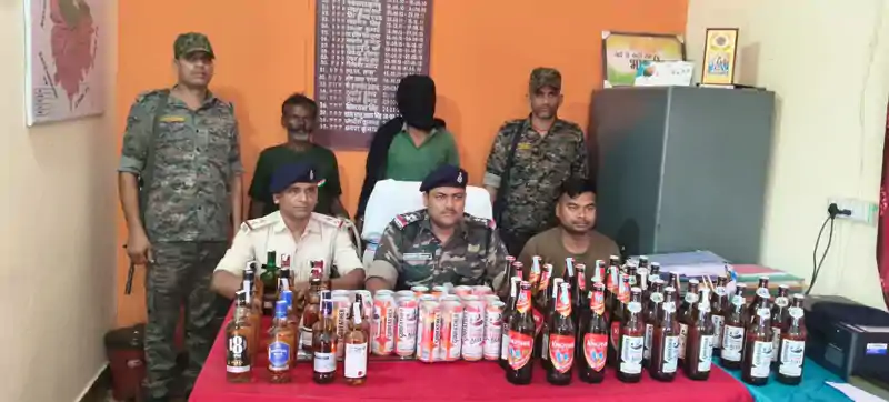 किराना दुकान की आड़ में चल रहा था अवैध शराब कारोबार, पुलिस ने किया भंडाफोड़ किराना दुकान की आड़ में चल रहा था अवैध शराब कारोबार, पुलिस ने किया भंडाफोड़