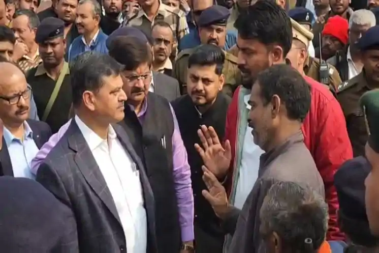 धनबाद गैस रिसाव : मुख्य सचिव अविनाश कुमार ने प्रभावित क्षेत्र और पुनर्वास स्थल का लिया जायजा