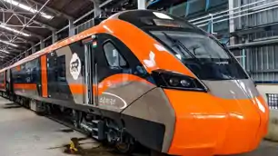 पटना-दिल्ली के बीच जल्द चलेगी देश की पहली स्लीपर वंदे भारत ट्रेन, 5 स्टार फैसिलिटी, 8 घंटे में तय होगा सफर