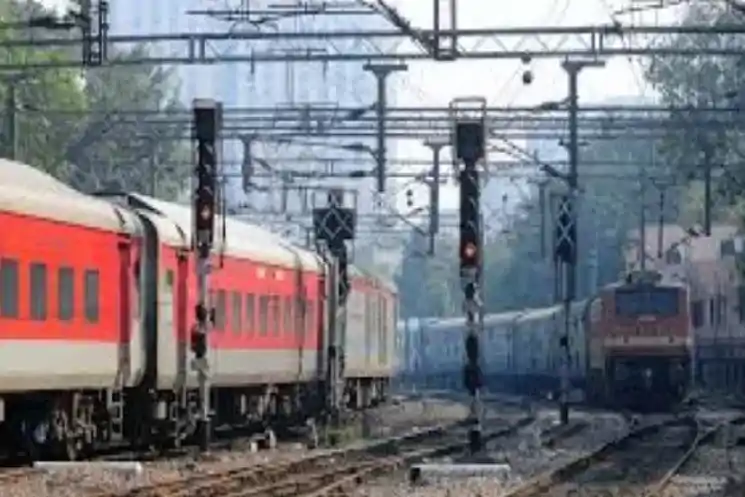 गिरिडीह स्टेशन पर हाई वोल्टेज करंट की चपेट में आया युवक, मालगाड़ी पर चढ़ते वक्त हुआ हादसा