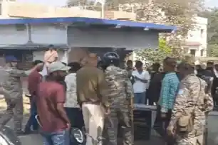 बच्चा चोरी की अफवाह से गांव में हड़कंप, ग्रामीणों ने महिला प्रचारक को पीटा 