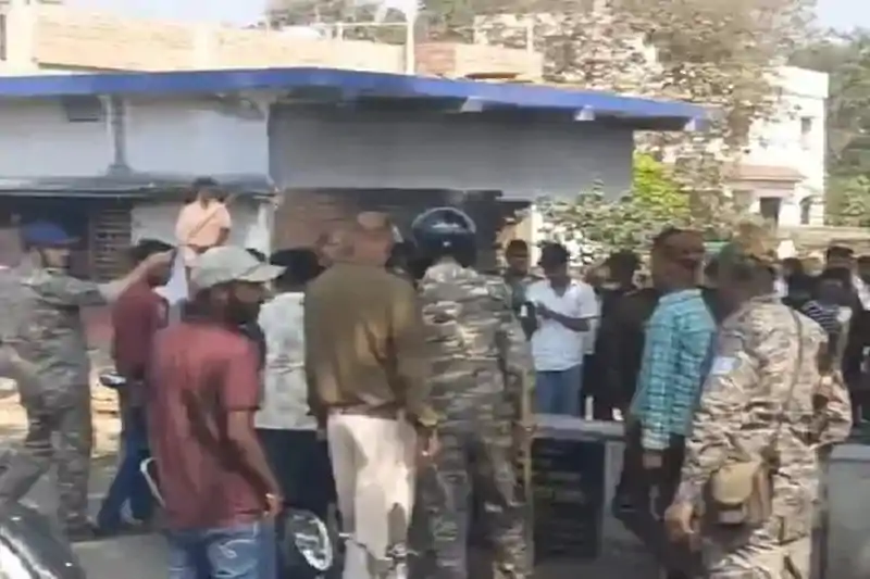 बच्चा चोरी की अफवाह से गांव में हड़कंप, ग्रामीणों ने महिला प्रचारक को पीटा बच्चा चोरी की अफवाह से गांव में हड़कंप, ग्रामीणों ने महिला प्रचारक को पीटा